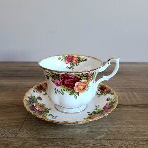 Vintage Royal Albert Bone China England ''Old Country Roses'' Cup and Saucer.